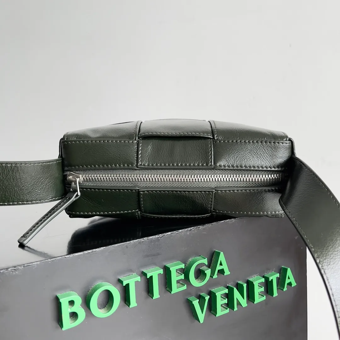 Batch 1640 BOTTEGA VENETA's new mini cassette camera bag. What a beautiful design. This noble one is really unique. The texture is also great. It matches the autumn and winter coat's great temperament. It can hold your various styles of matching, and the high-end double-fabric weaving design is also very NICE! In autumn and winter, it can be simply paired with a sweater or a jacket or a suit. The capacity is enough to hold some small items. The niche design is really amazing. I can’t praise this cool black woven handbag enough! You’ll fall in love with it at first glance, it’s so special~ Both the workmanship and appearance are superb! Style number: 795177 Size: 21*13*6.5cm